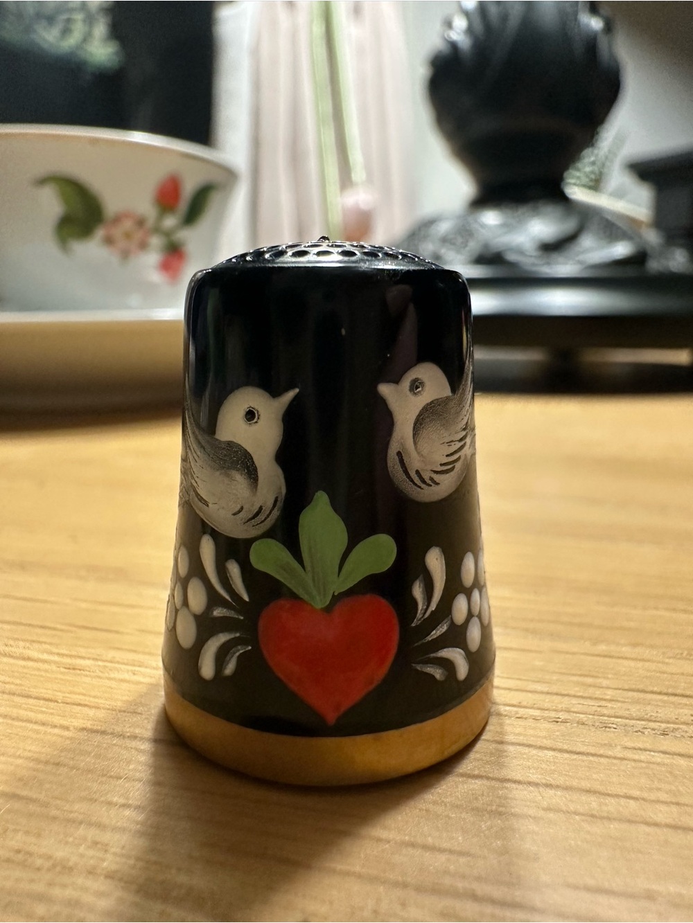 Vintage black enamel bird & heart thimble folk art floral collectible